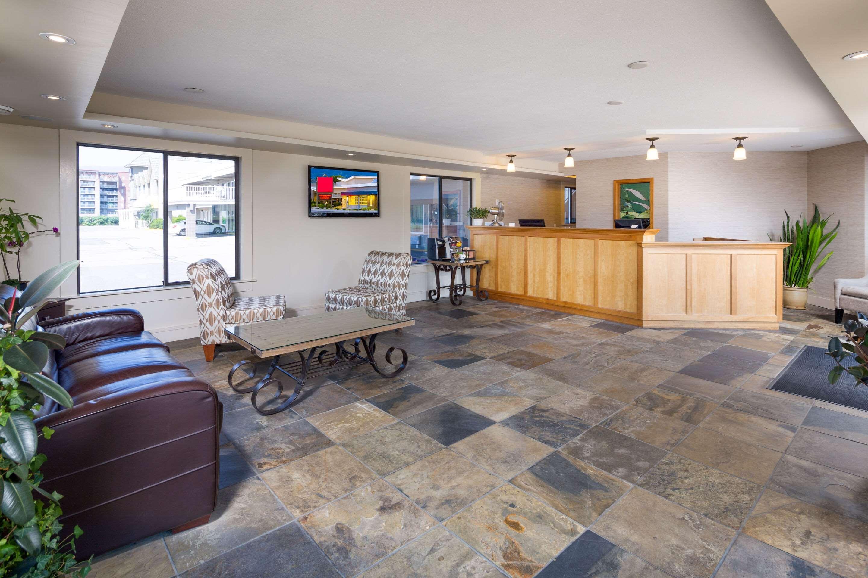 Econo Lodge Inn & Suites Kelowna Exterior photo