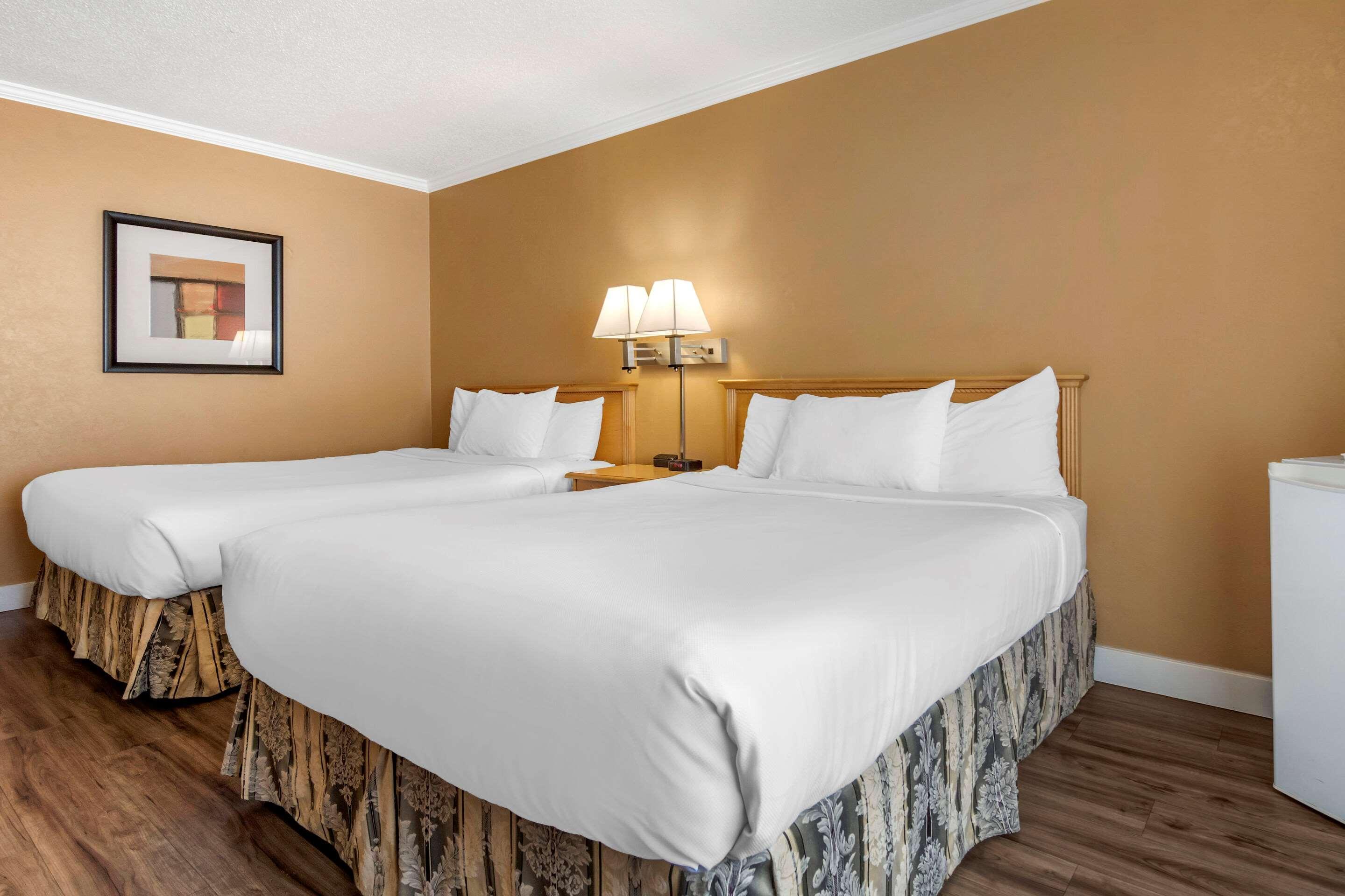 Econo Lodge Inn & Suites Kelowna Exterior photo