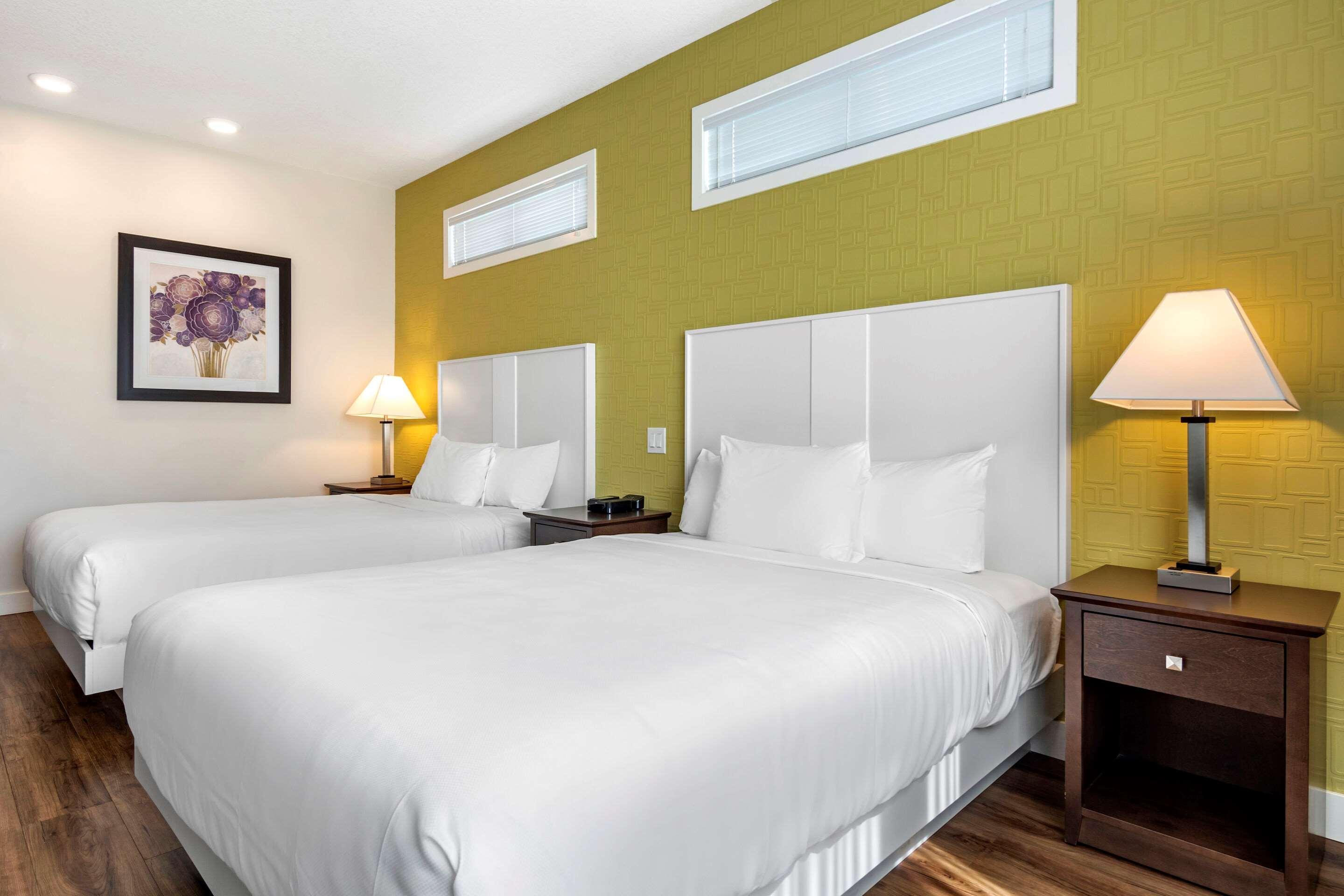 Econo Lodge Inn & Suites Kelowna Exterior photo