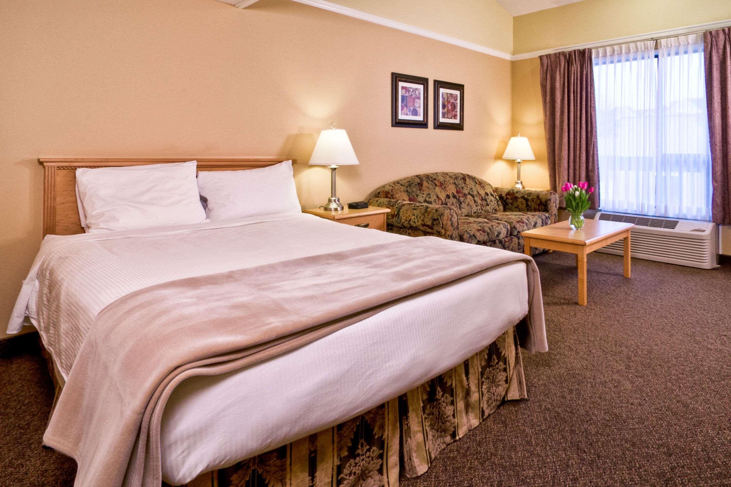 Econo Lodge Inn & Suites Kelowna Exterior photo