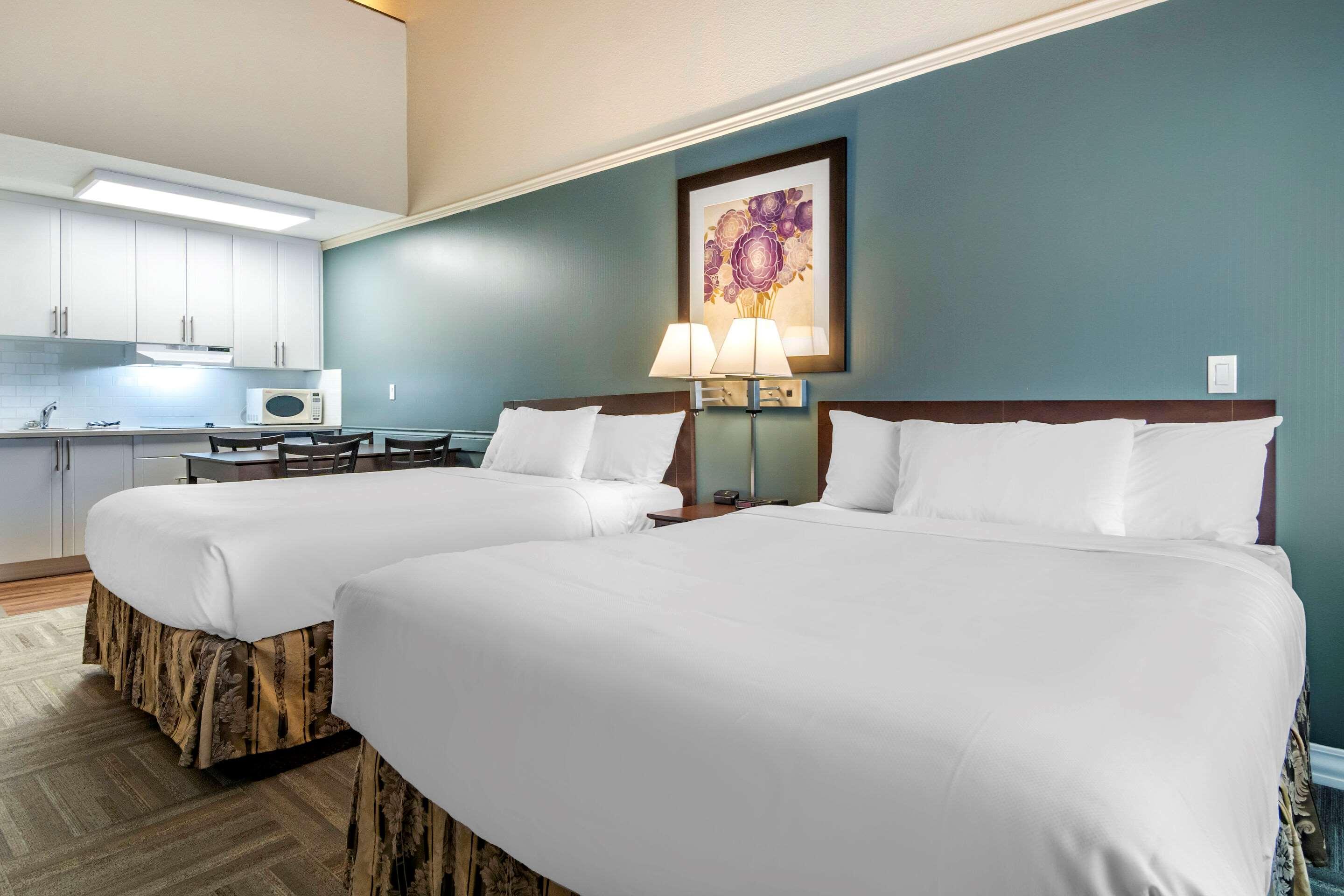 Econo Lodge Inn & Suites Kelowna Exterior photo