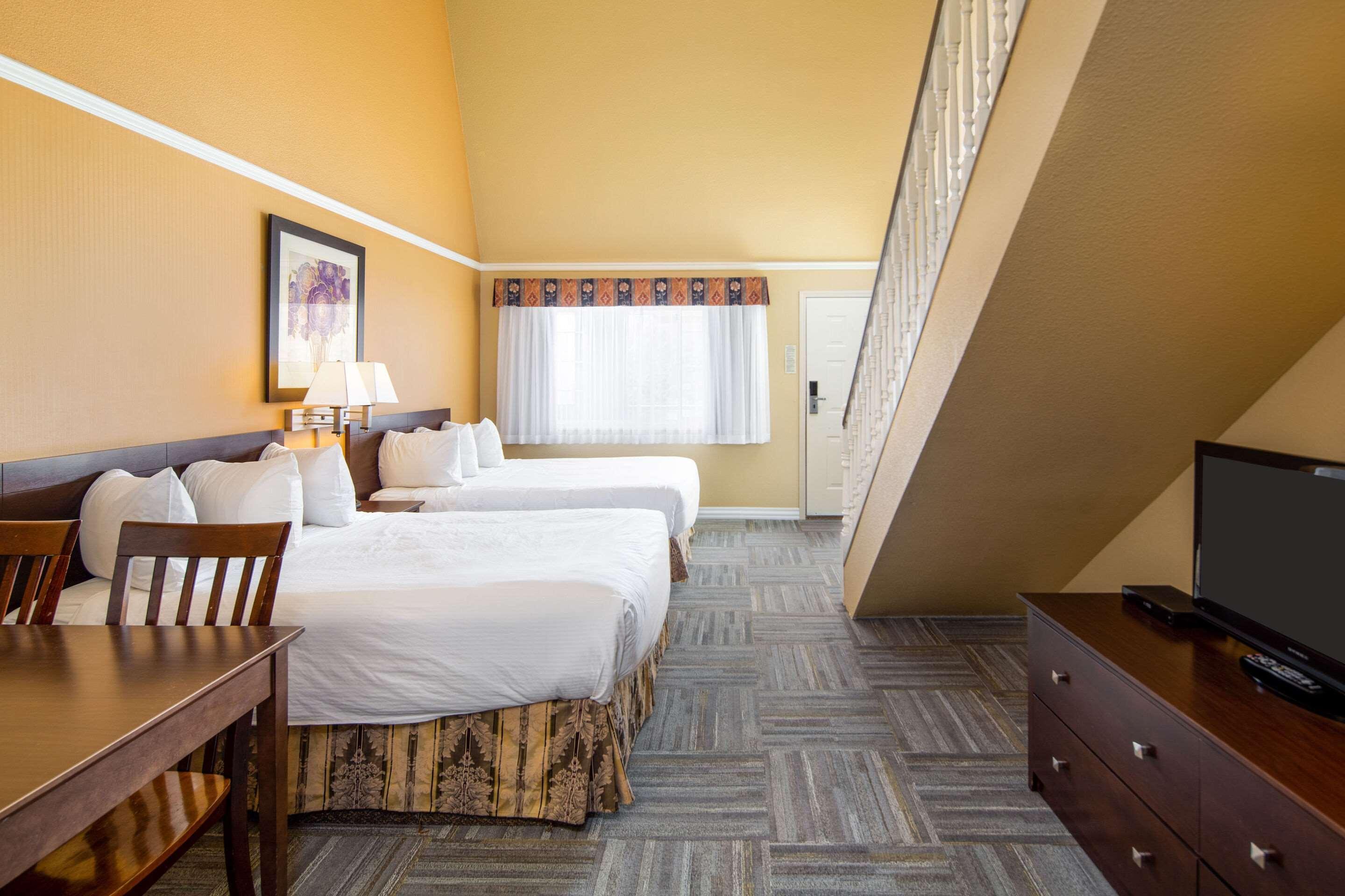 Econo Lodge Inn & Suites Kelowna Exterior photo