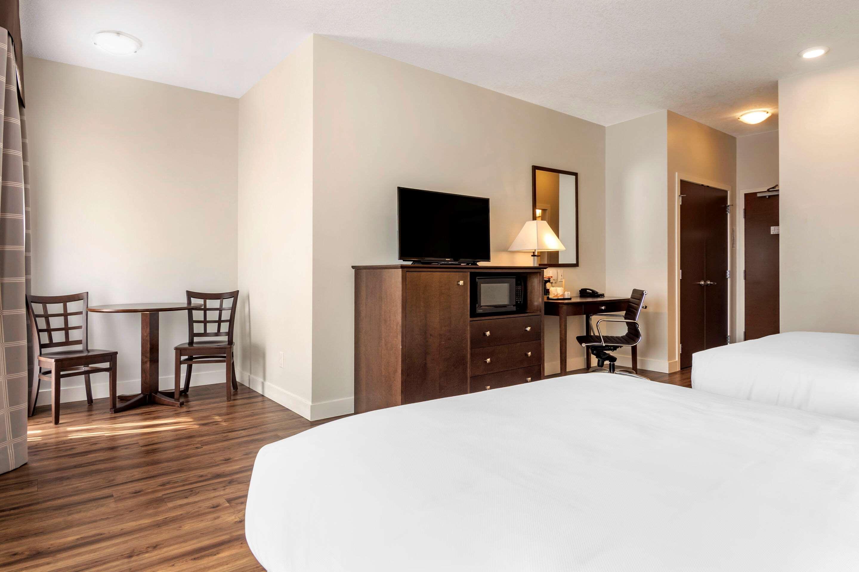 Econo Lodge Inn & Suites Kelowna Exterior photo