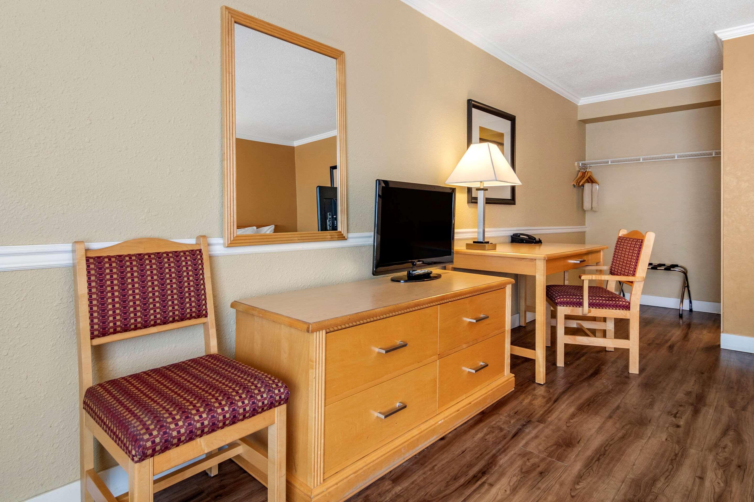 Econo Lodge Inn & Suites Kelowna Exterior photo